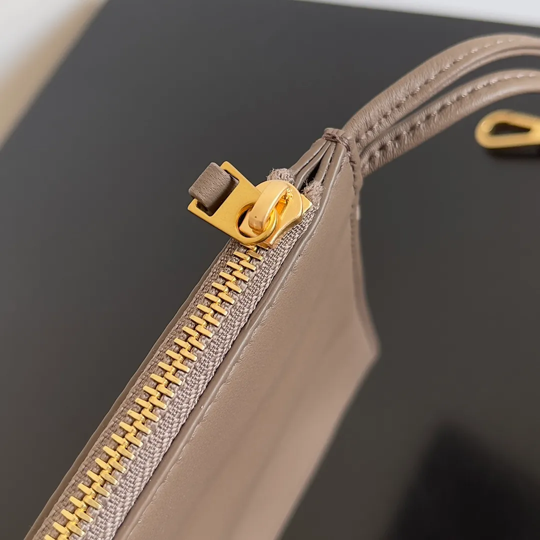 Batch 2120 30cm 𝗕𝗼𝘁𝘁𝗲𝗴𝗮 𝗩𝗲𝗻𝗲𝘁𝗮 ✨Extra large rectangular tote bag. Traditional woven elements, Intrecciato woven imported cow leather tote handbag with small card holder inside and connectable buckle inside. The whole bag is hand-woven from lambskin. 🌈Only make the highest-end products in the market, welcome to compare Size: 30*20*11.5cm Model: 652867.  Delivered from the factory with complete packaging